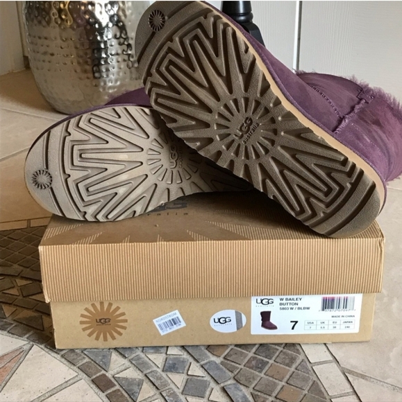 UGG Bailey Boots with button - Picture 4 of 8